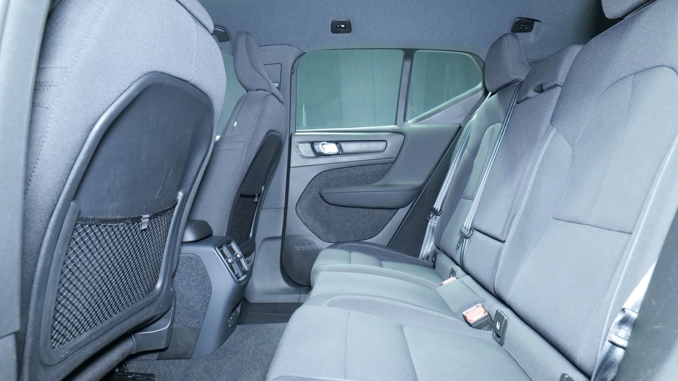 Esittelykuva Volvo XC40 täyssähköautosta.