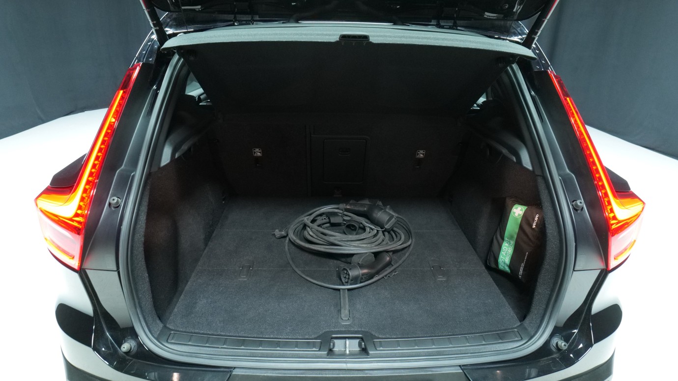 Esittelykuva Volvo XC40 täyssähköautosta.