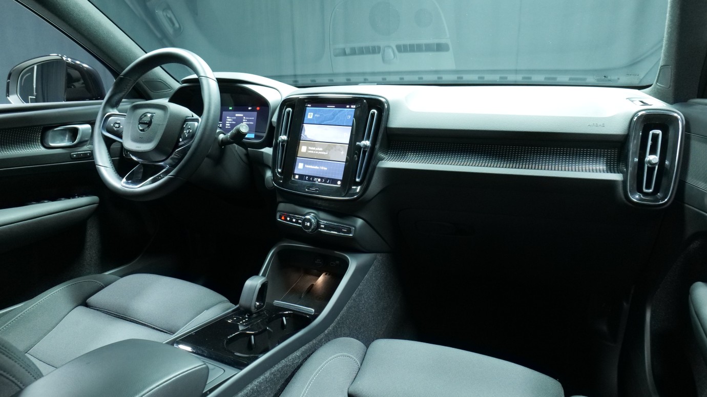 Esittelykuva Volvo XC40 täyssähköautosta.