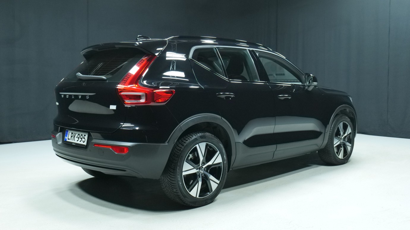 Esittelykuva Volvo XC40 täyssähköautosta.