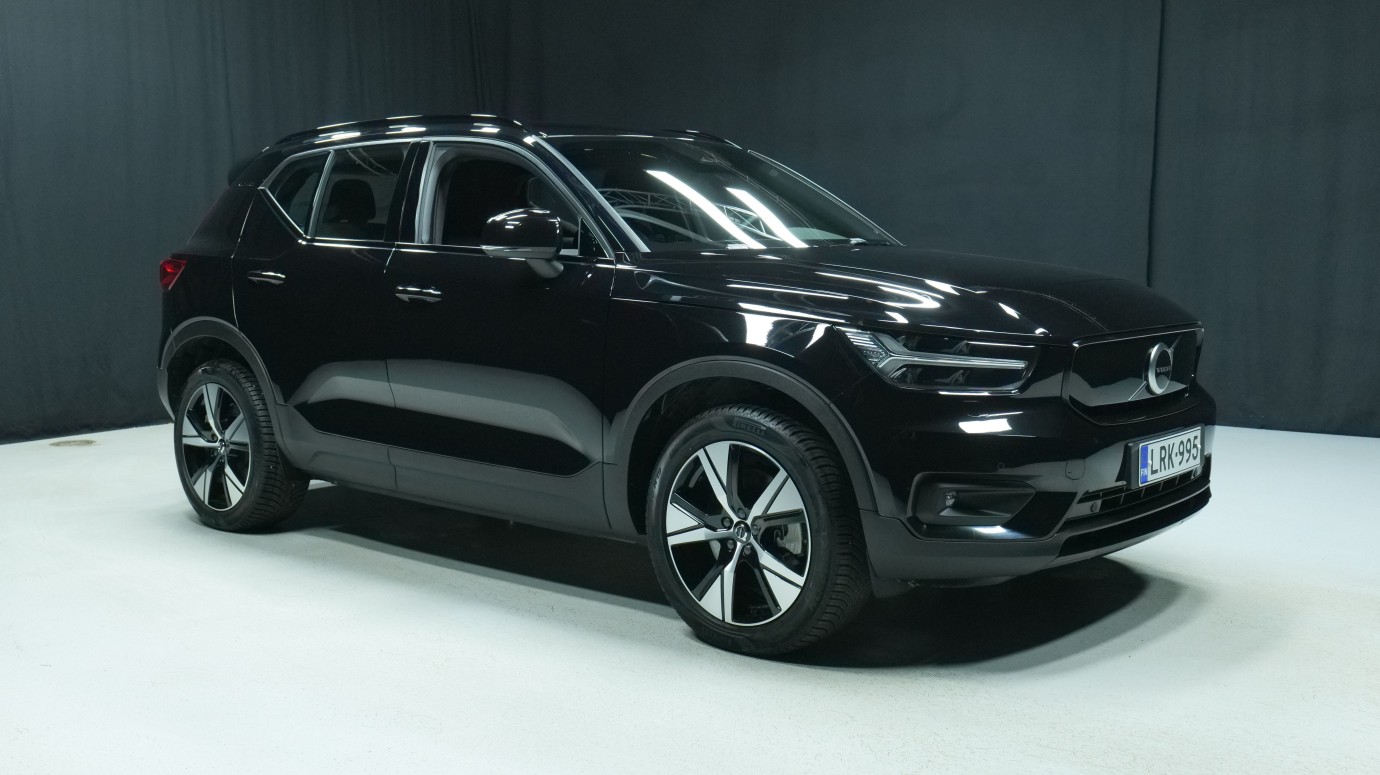 Esittelykuva Volvo XC40 täyssähköautosta.