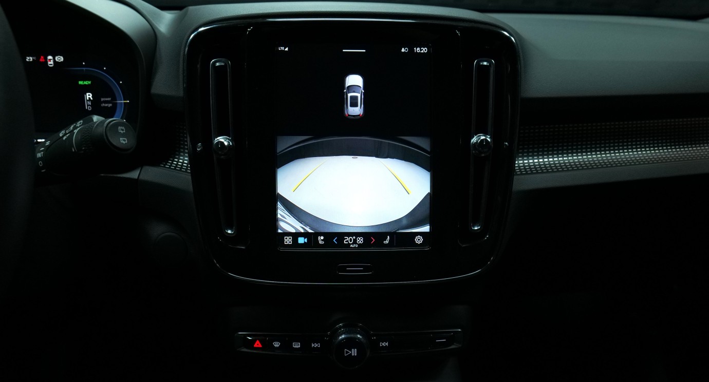 Esittelykuva Volvo XC40 täyssähköautosta.
