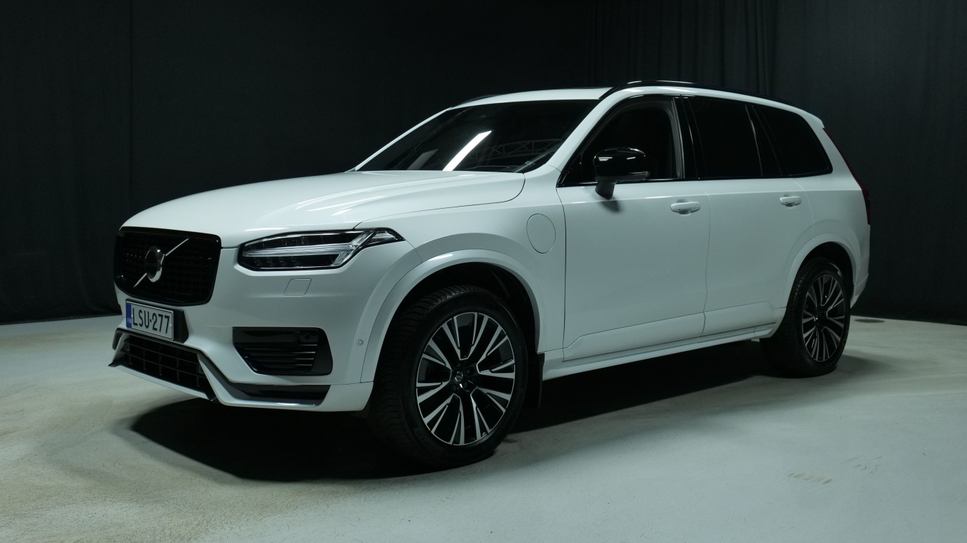 Esittelykuva Volvo XC90 kevythybridiautosta.