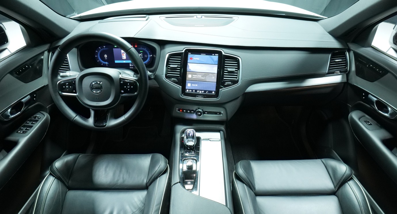 Esittelykuva Volvo XC90 kevythybridiautosta.
