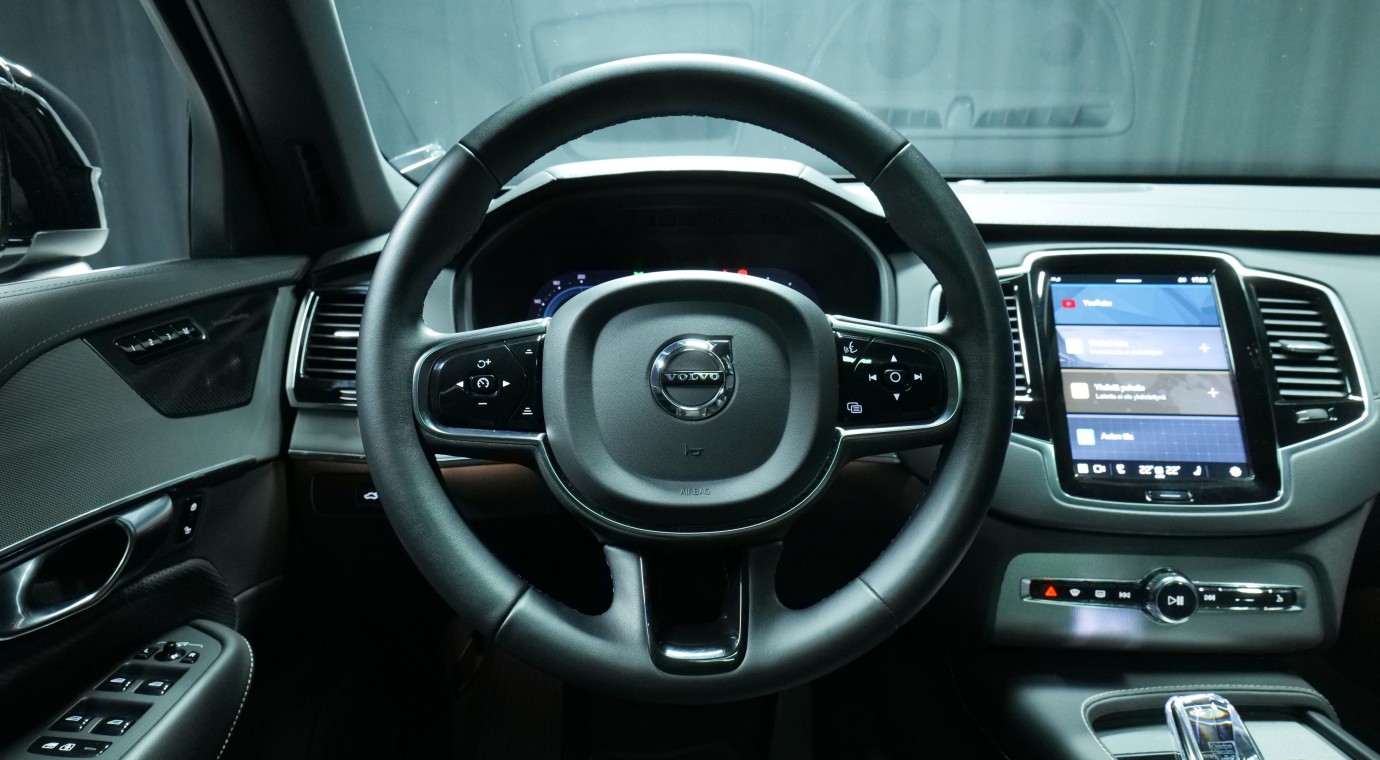 Esittelykuva Volvo XC90 kevythybridiautosta.
