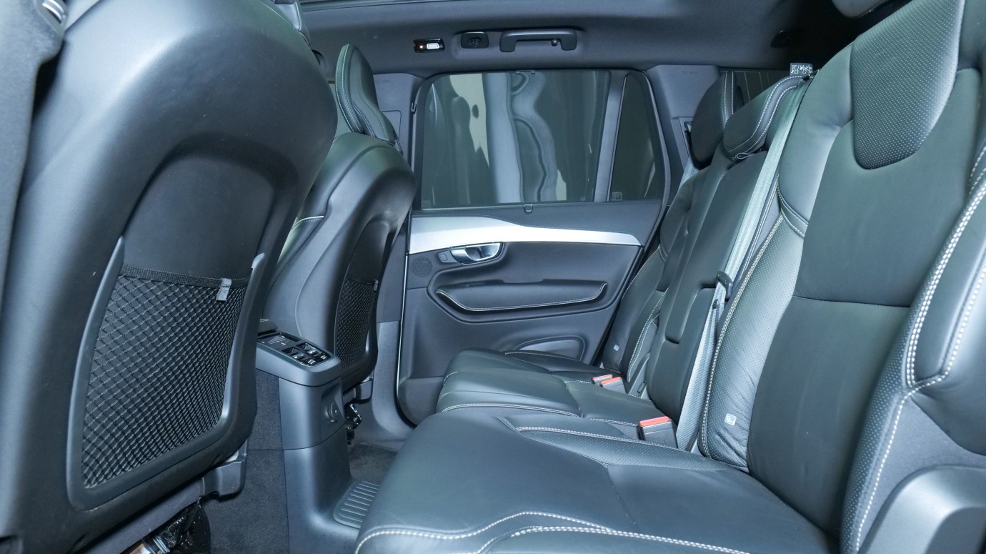 Esittelykuva Volvo XC90 kevythybridiautosta.