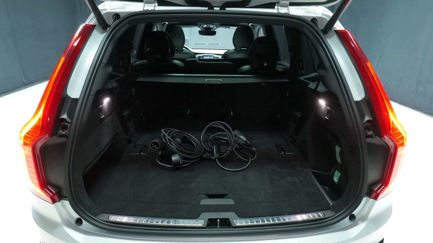 Esittelykuva Volvo XC90 kevythybridiautosta.