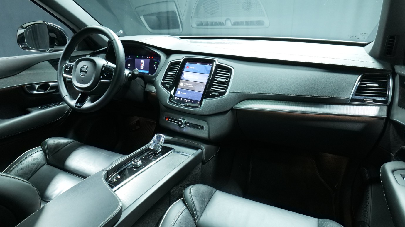 Esittelykuva Volvo XC90 kevythybridiautosta.