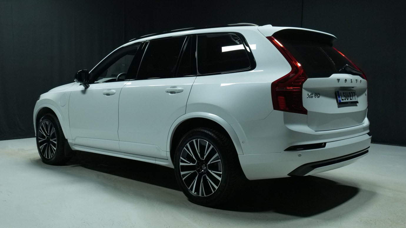 Esittelykuva Volvo XC90 kevythybridiautosta.