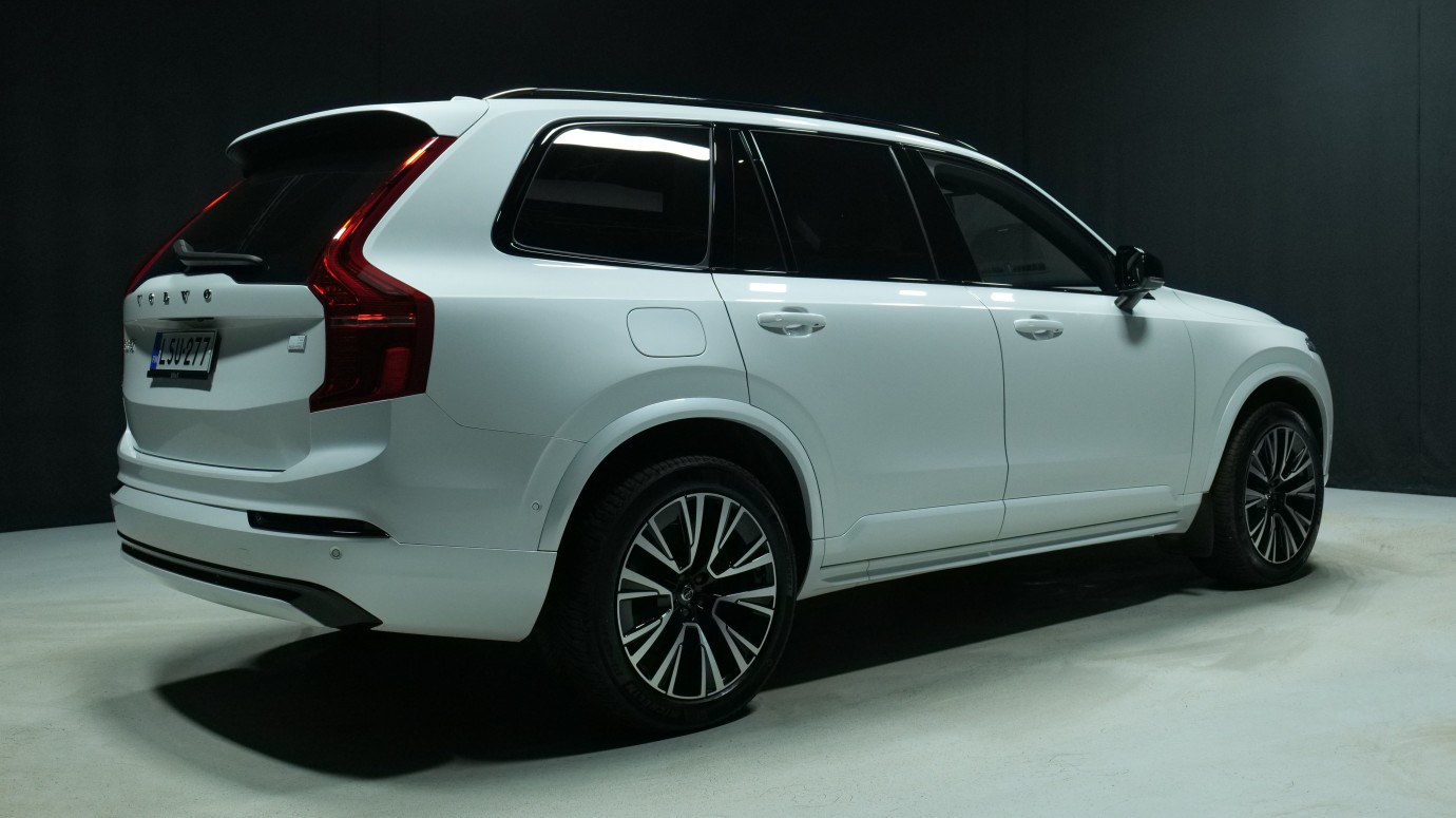 Esittelykuva Volvo XC90 kevythybridiautosta.