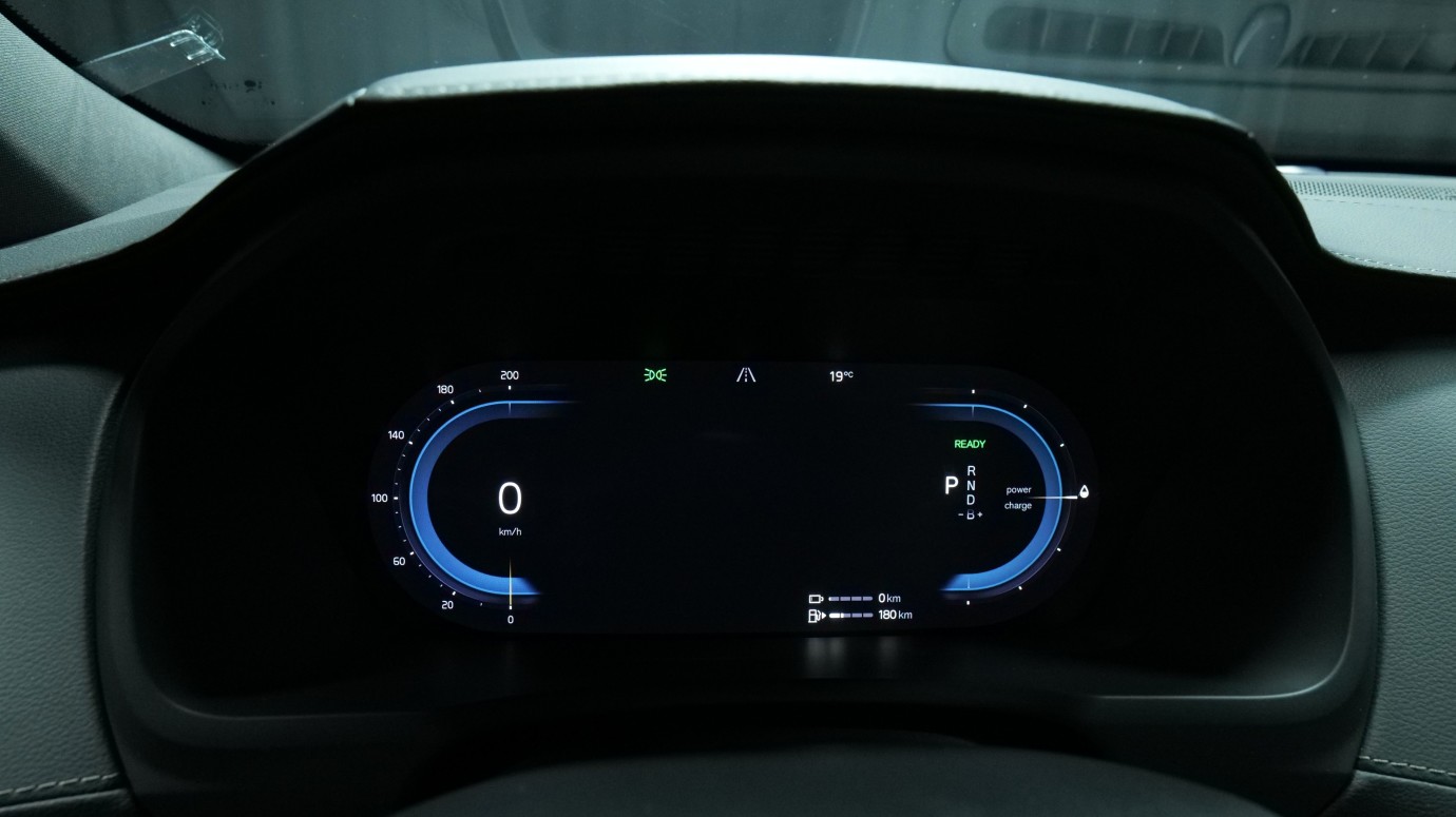 Esittelykuva Volvo XC90 kevythybridiautosta.