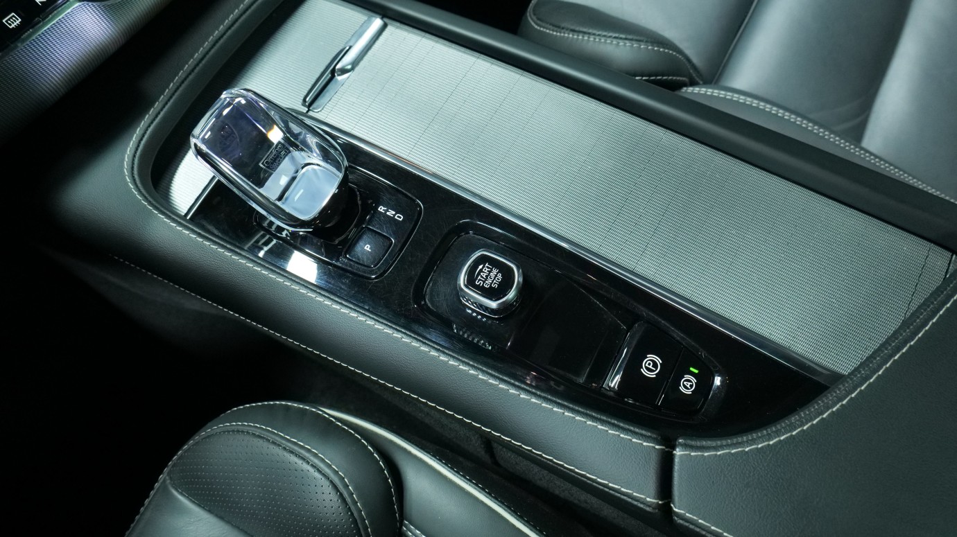 Esittelykuva Volvo XC90 kevythybridiautosta.