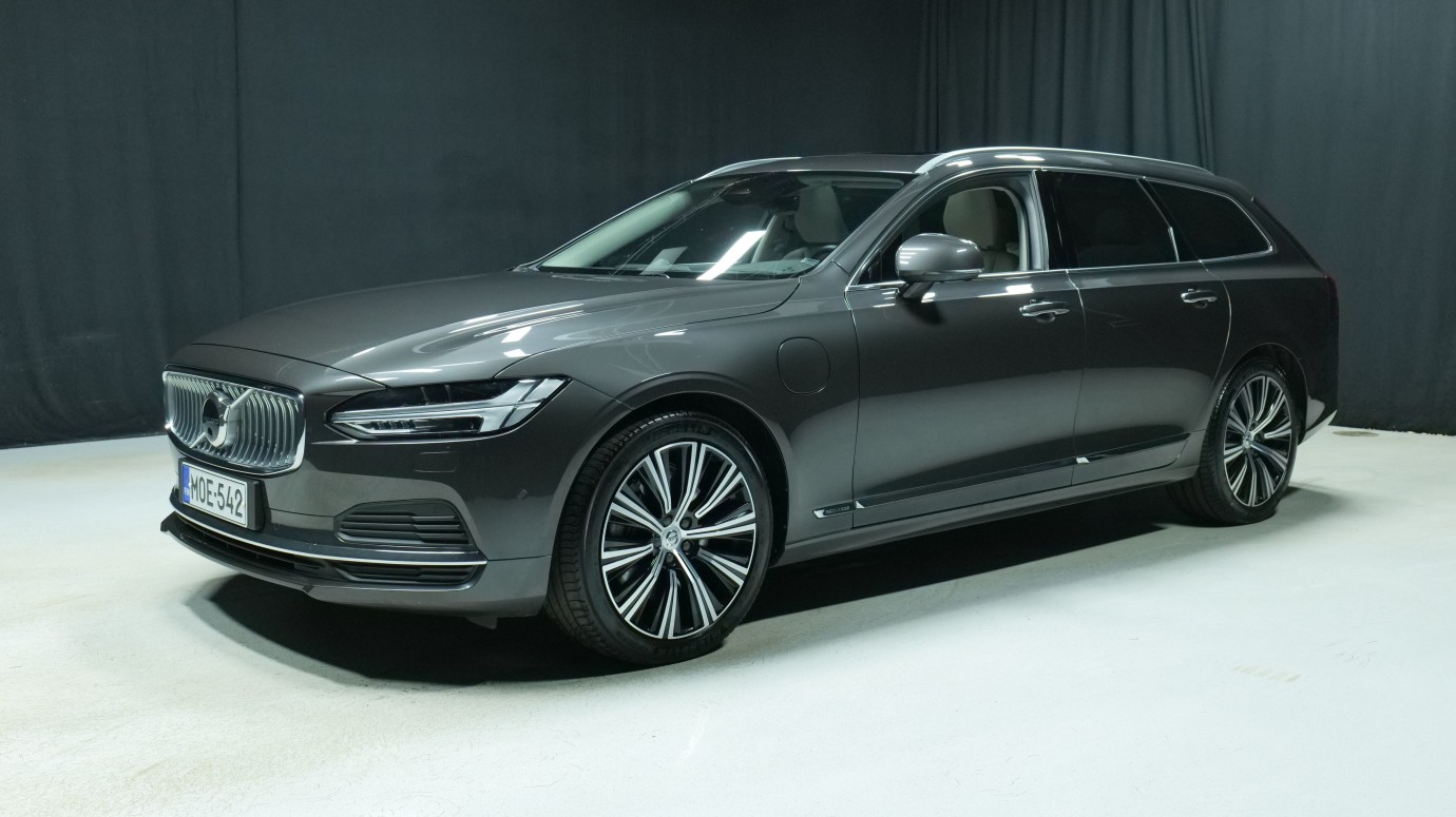Esittelykuva Volvo V90 kevythybridiautosta.