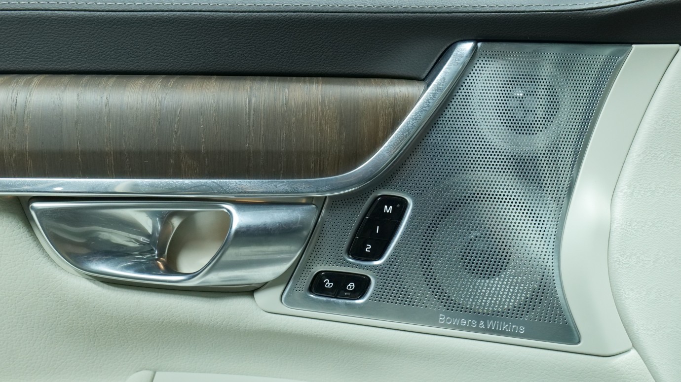 Esittelykuva Volvo V90 kevythybridiautosta.