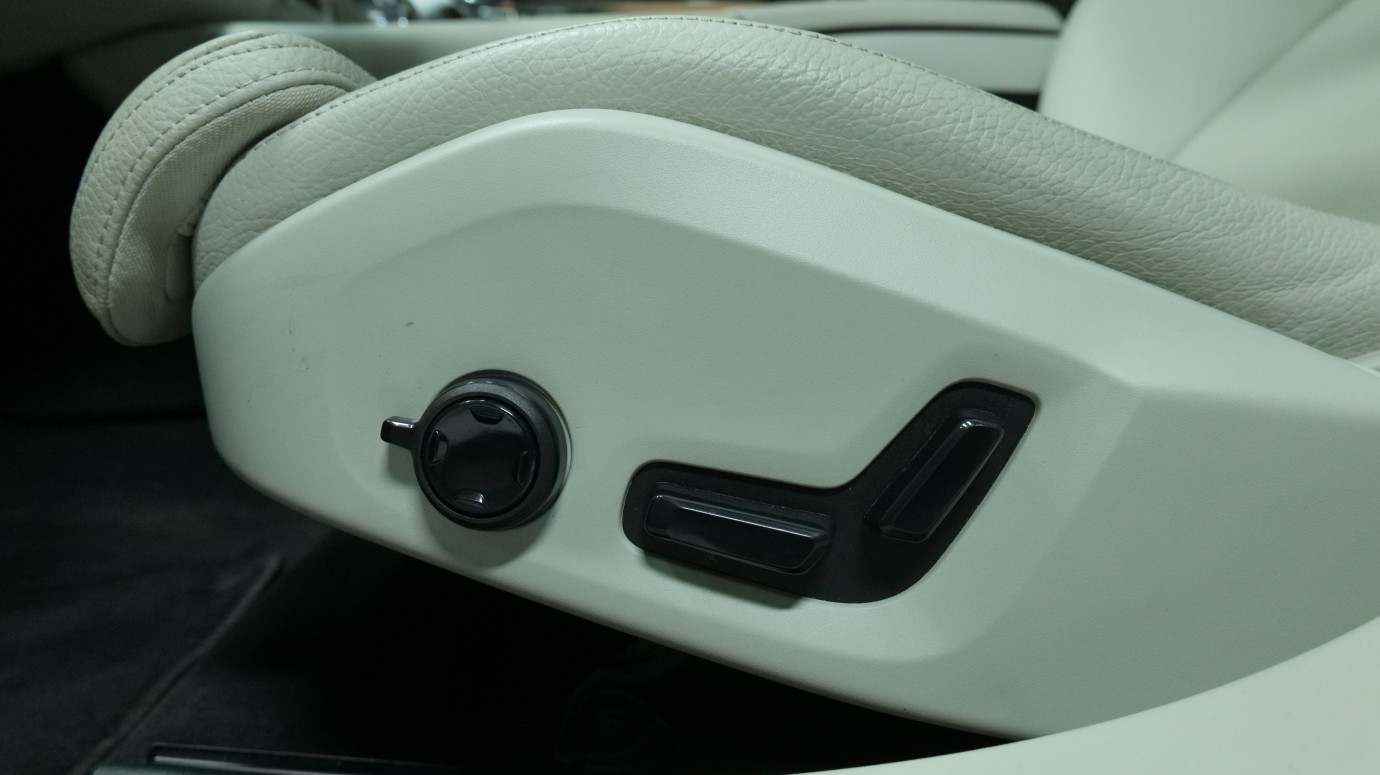 Esittelykuva Volvo V90 kevythybridiautosta.