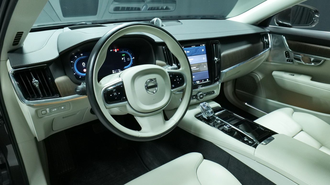 Esittelykuva Volvo V90 kevythybridiautosta.