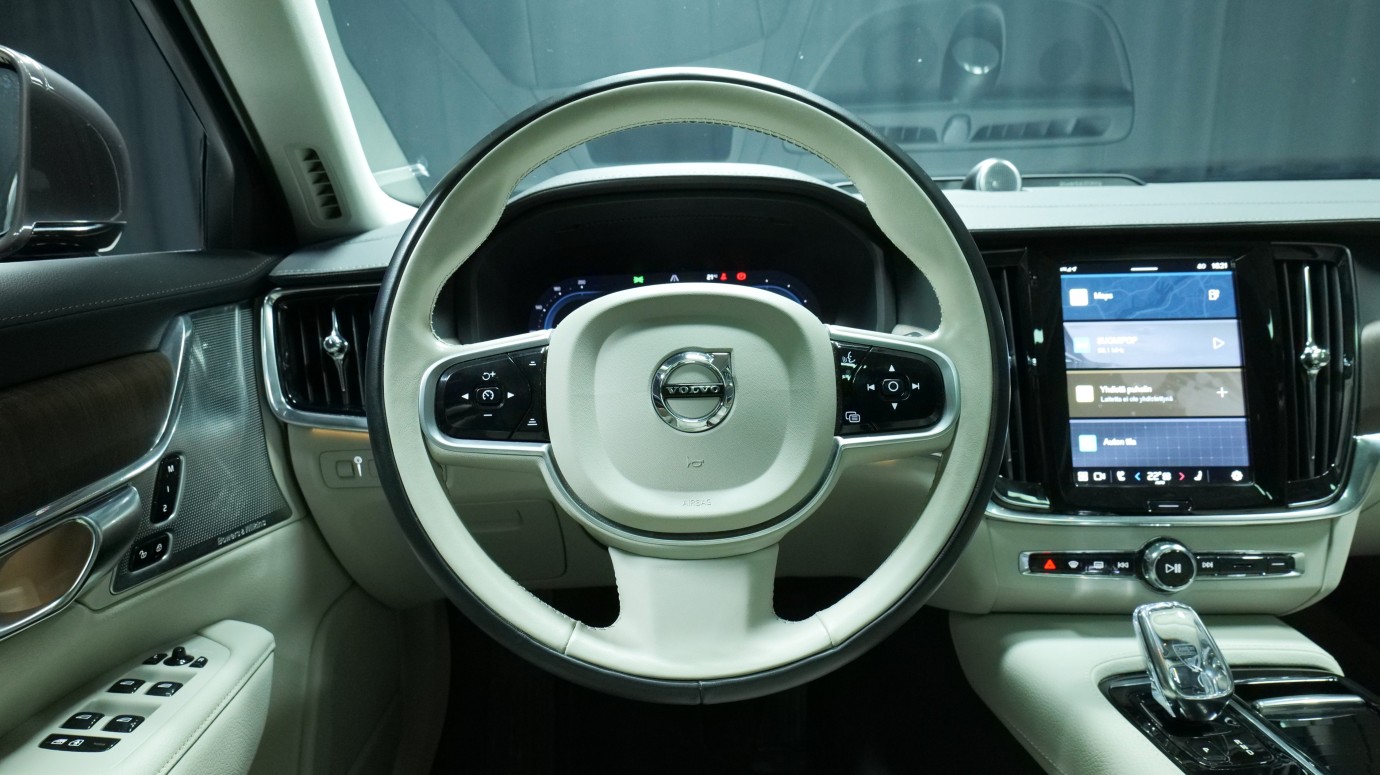 Esittelykuva Volvo V90 kevythybridiautosta.