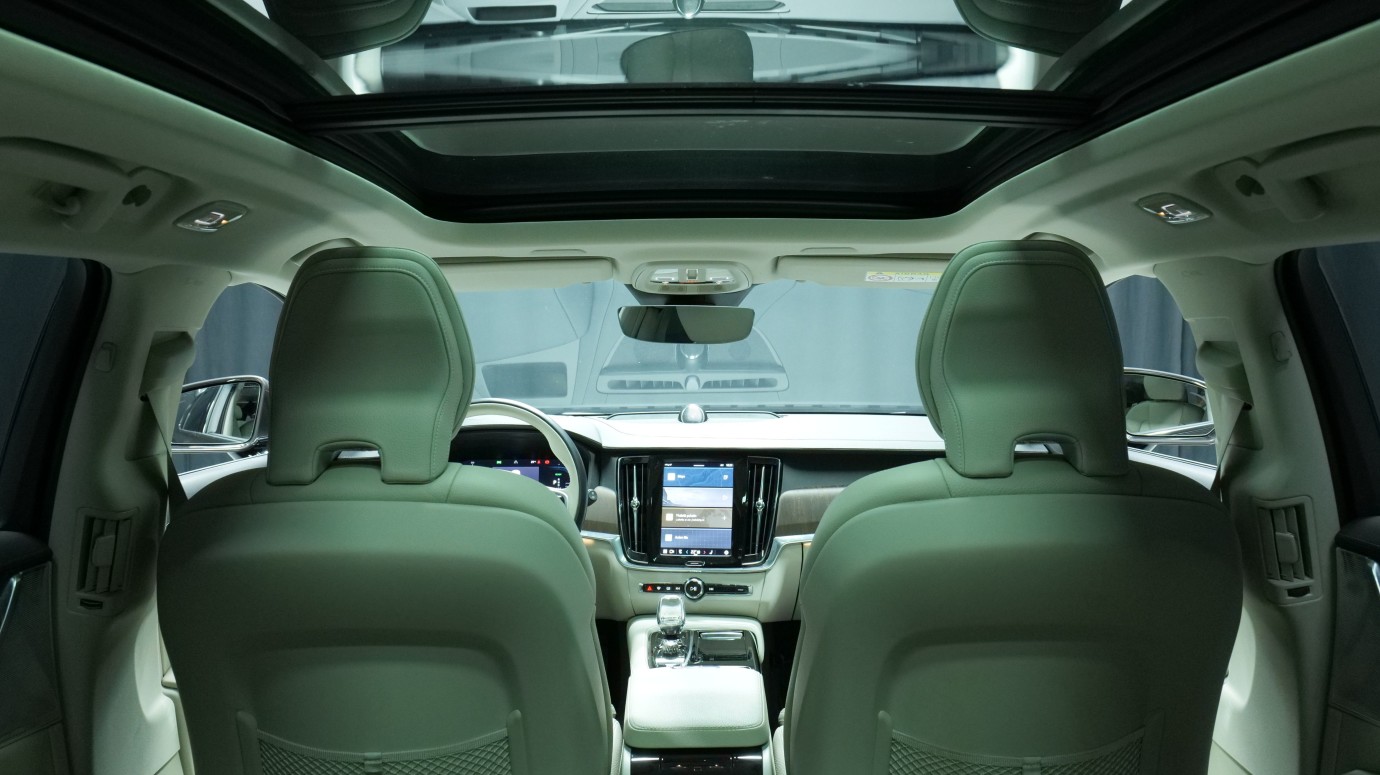 Esittelykuva Volvo V90 kevythybridiautosta.