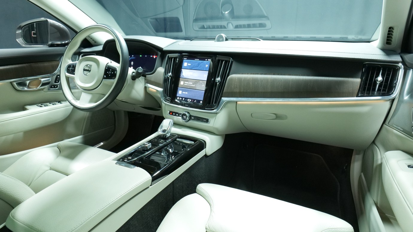 Esittelykuva Volvo V90 kevythybridiautosta.