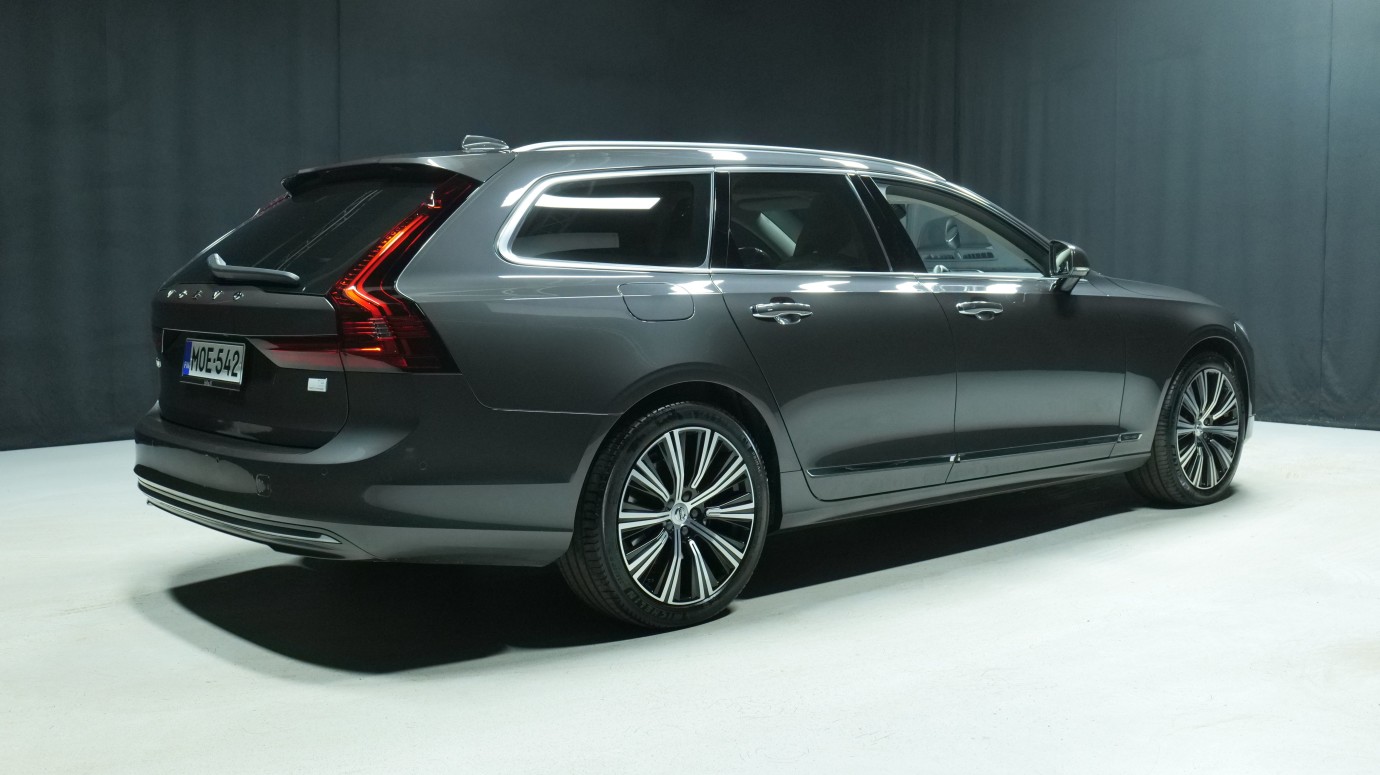 Esittelykuva Volvo V90 kevythybridiautosta.