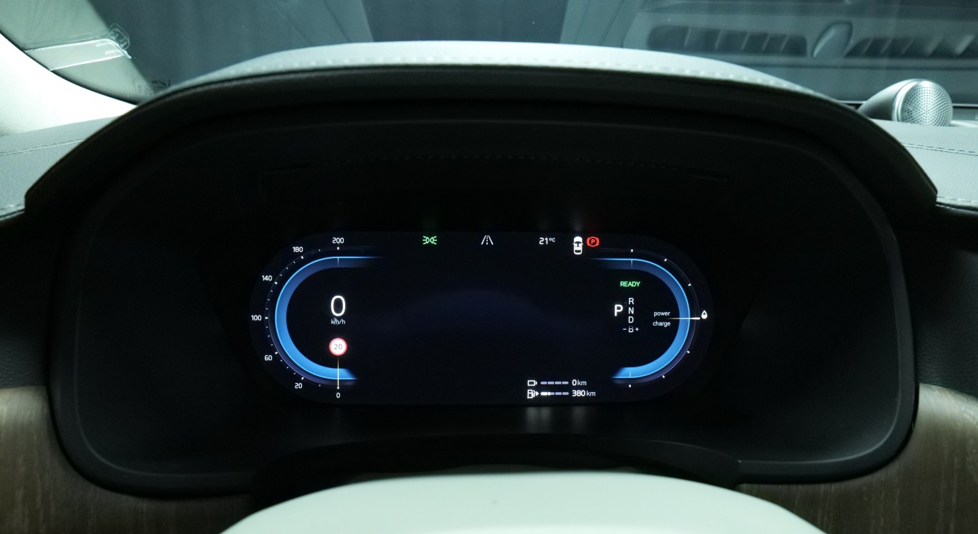 Esittelykuva Volvo V90 kevythybridiautosta.
