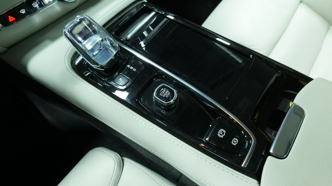 Esittelykuva Volvo V90 kevythybridiautosta.