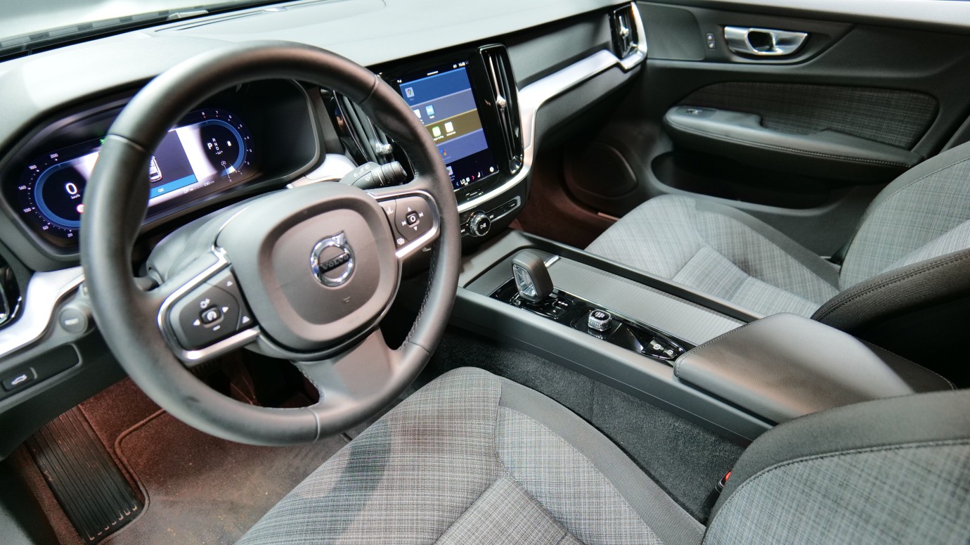 Esittelykuva Volvo V60 kevythybridiautosta.