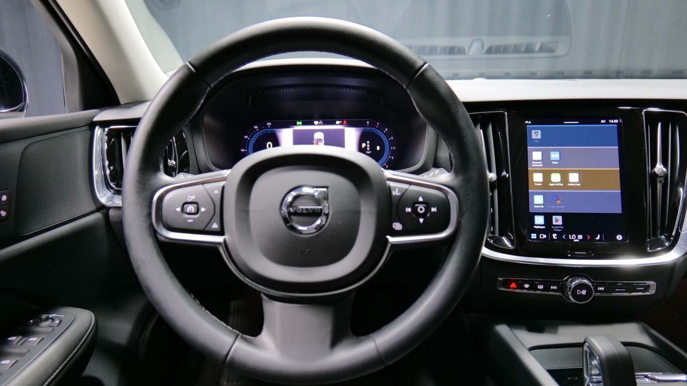 Esittelykuva Volvo V60 kevythybridiautosta.