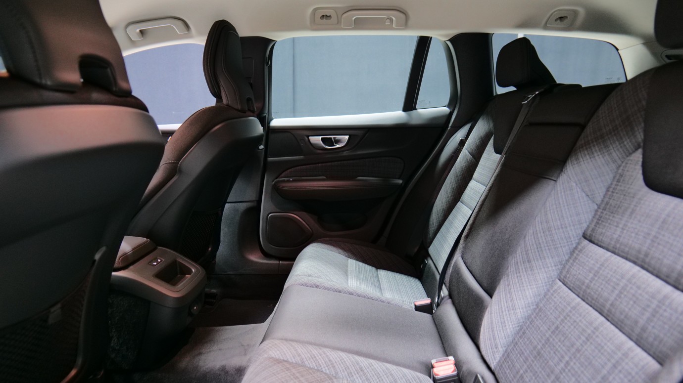 Esittelykuva Volvo V60 kevythybridiautosta.