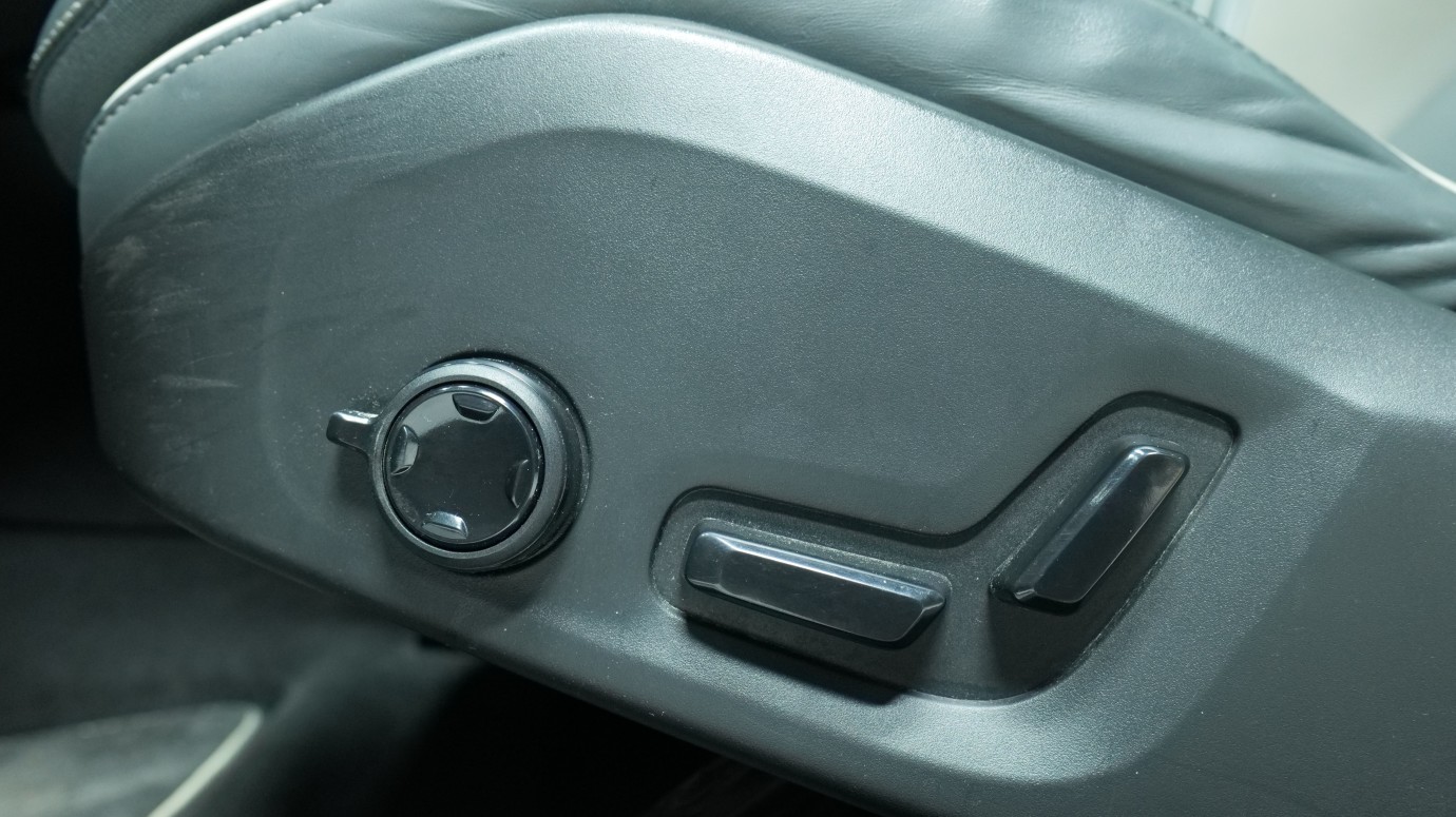 Esittelykuva Volvo V60 kevythybridiautosta.