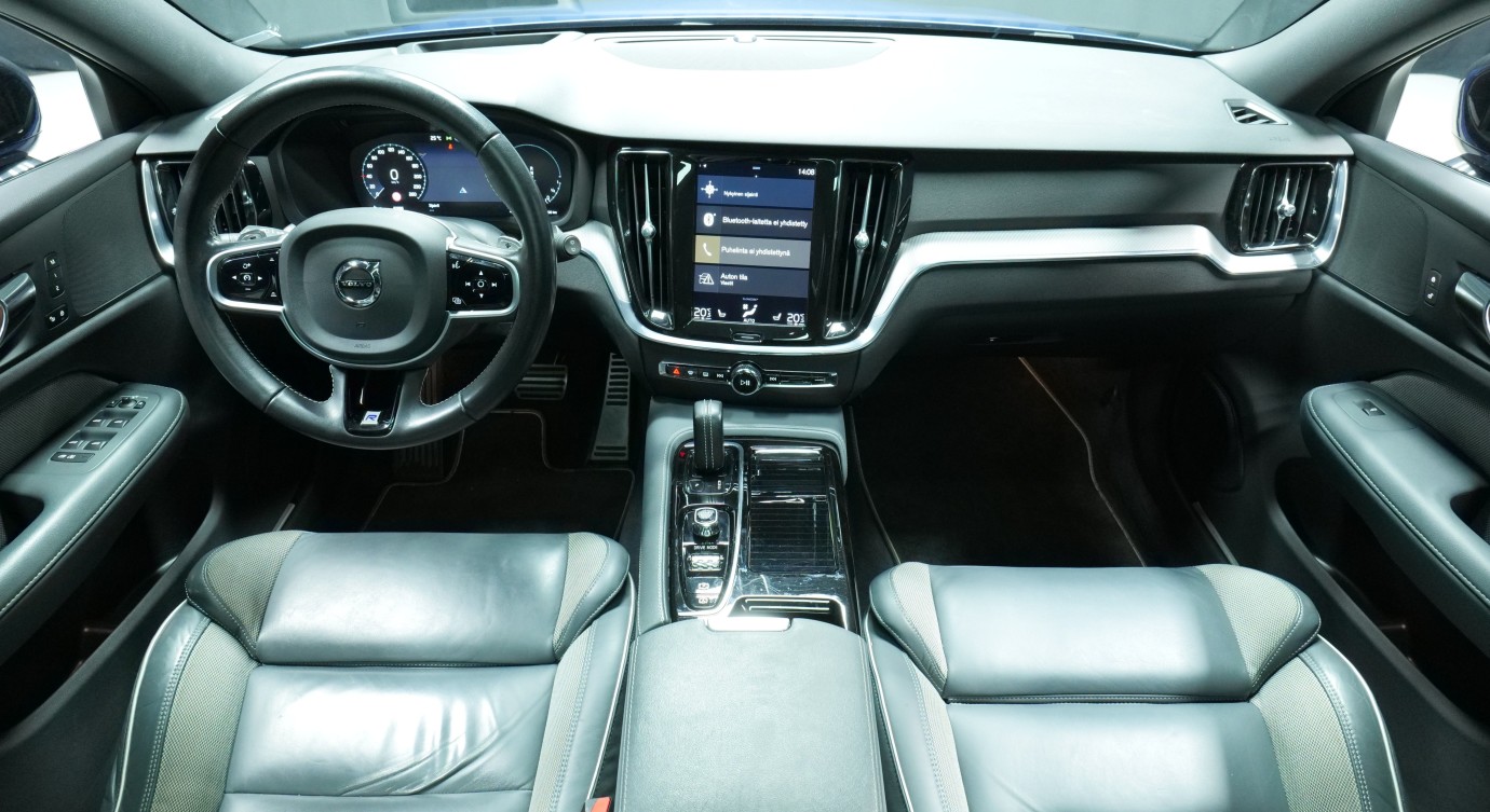 Esittelykuva Volvo V60 kevythybridiautosta.