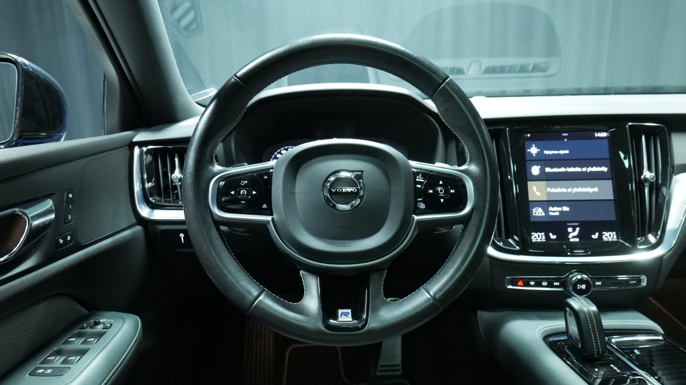 Esittelykuva Volvo V60 kevythybridiautosta.