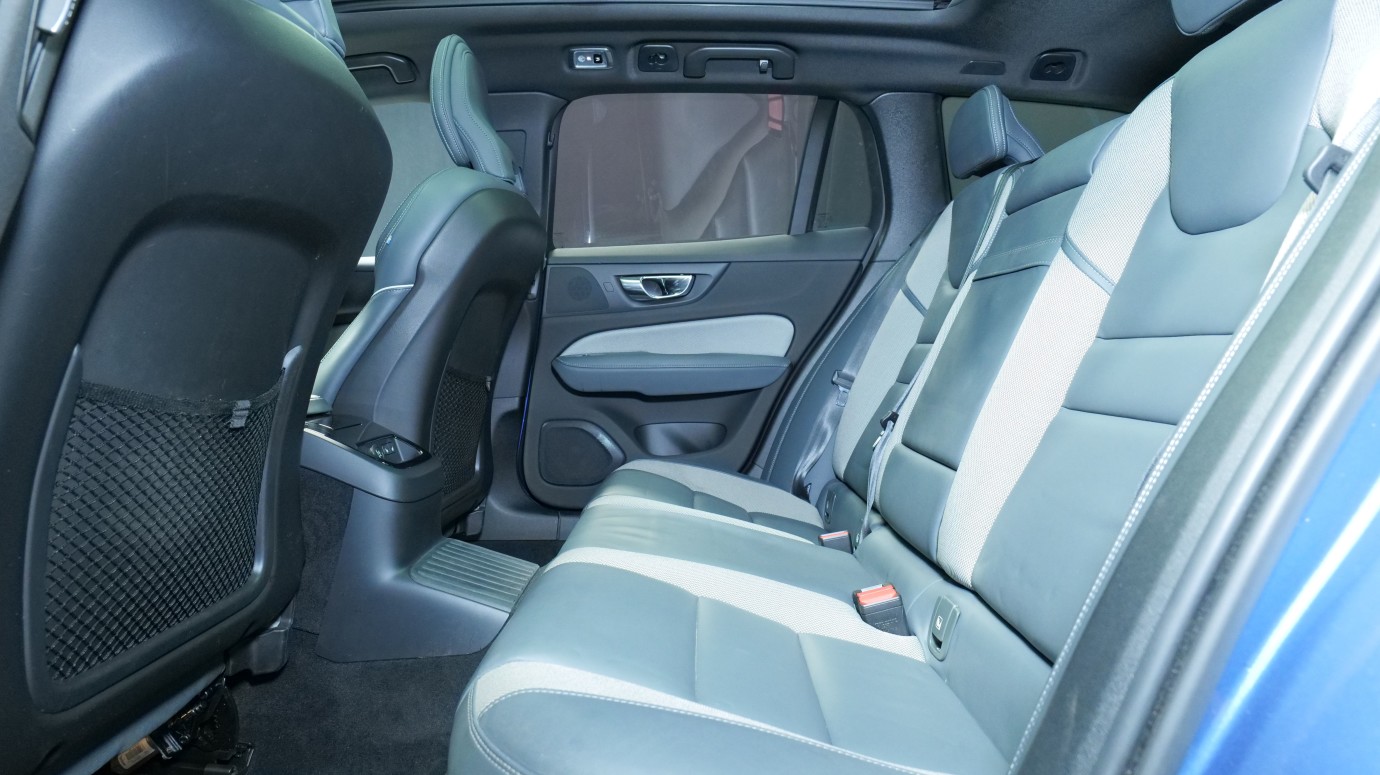 Esittelykuva Volvo V60 kevythybridiautosta.