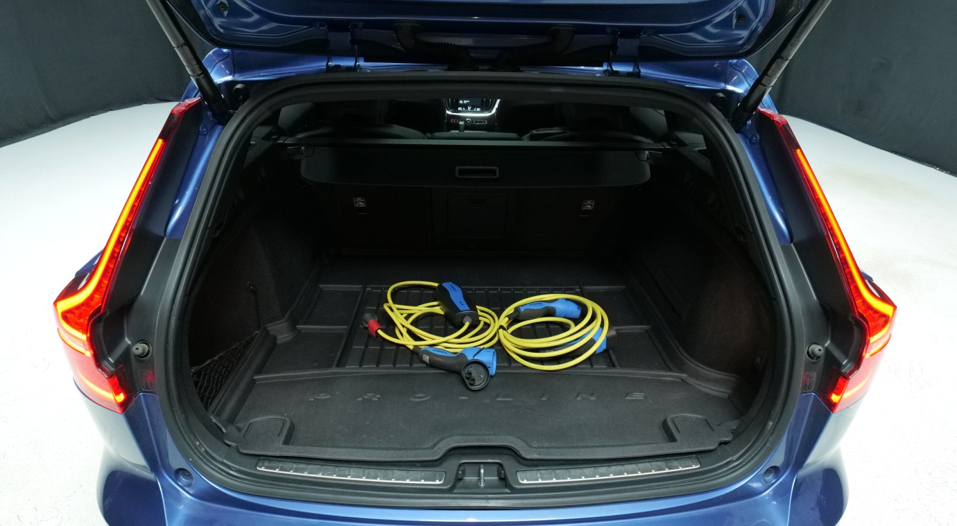 Esittelykuva Volvo V60 kevythybridiautosta.