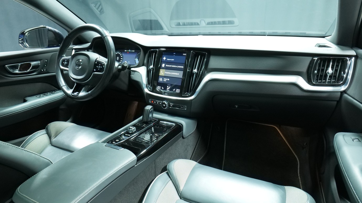 Esittelykuva Volvo V60 kevythybridiautosta.