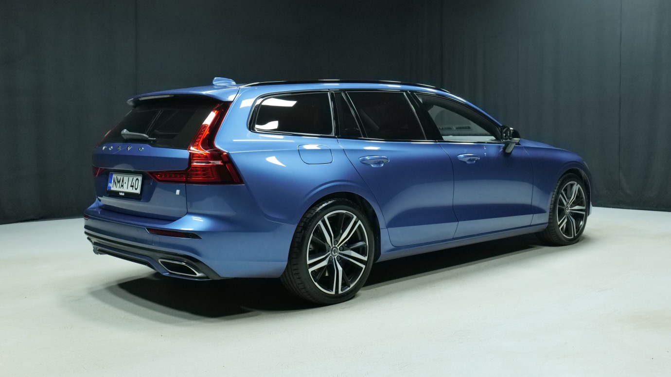 Esittelykuva Volvo V60 kevythybridiautosta.