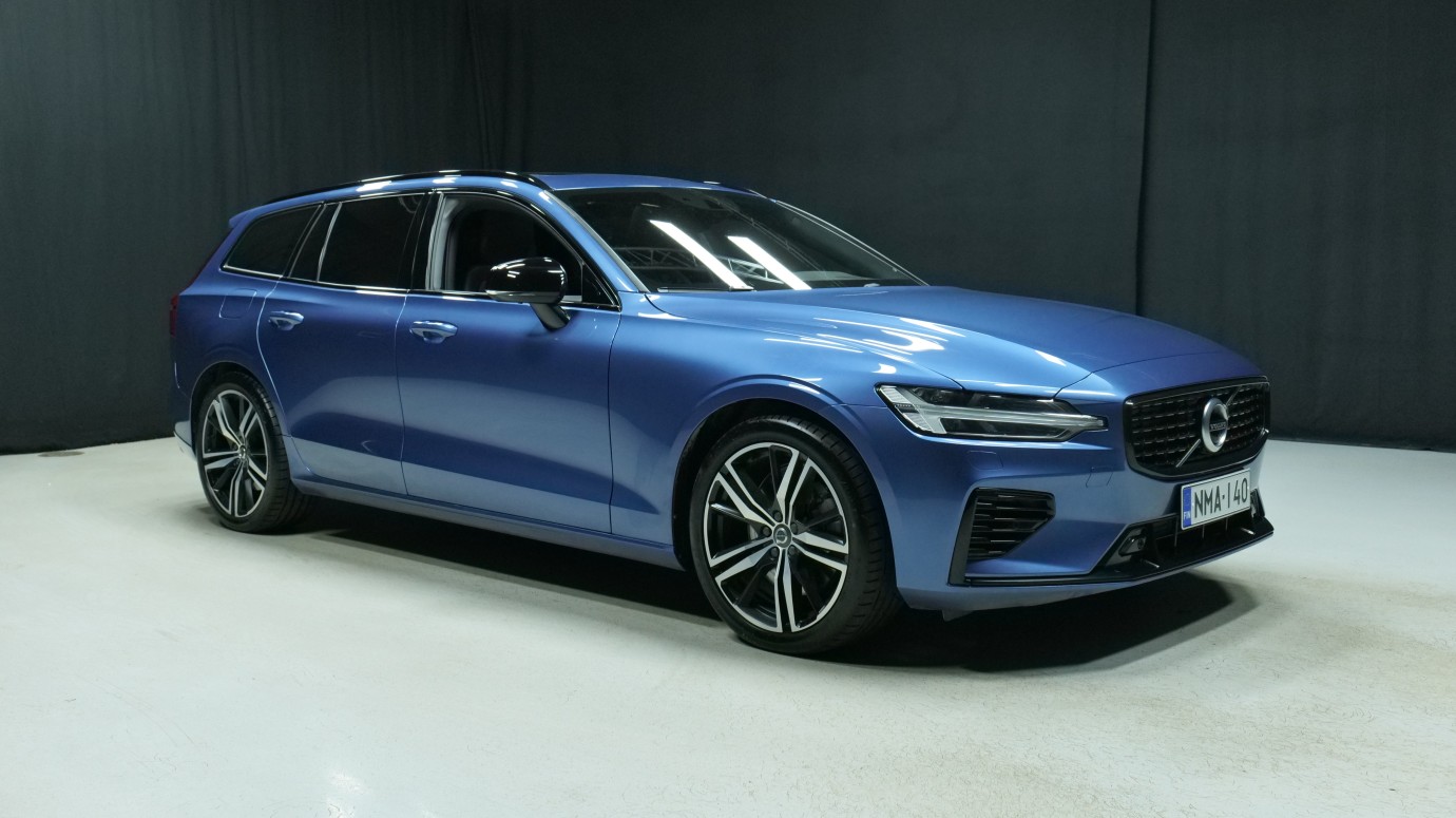 Esittelykuva Volvo V60 kevythybridiautosta.