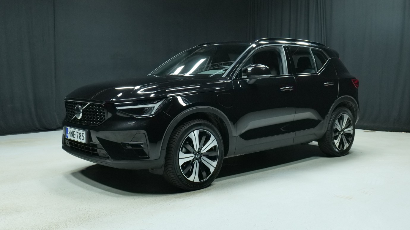 Esittelykuva Volvo XC40 kevythybridiautosta.
