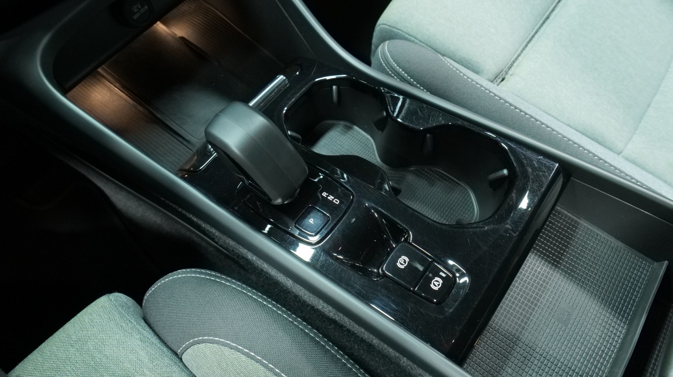 Esittelykuva Volvo XC40 kevythybridiautosta.