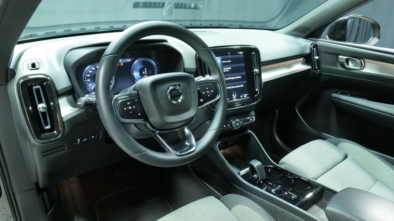 Esittelykuva Volvo XC40 kevythybridiautosta.