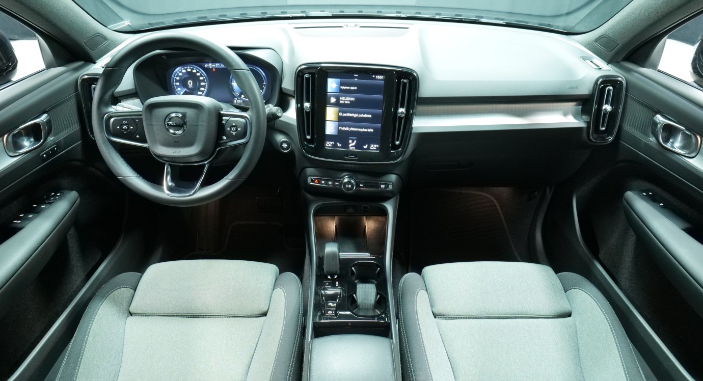 Esittelykuva Volvo XC40 kevythybridiautosta.
