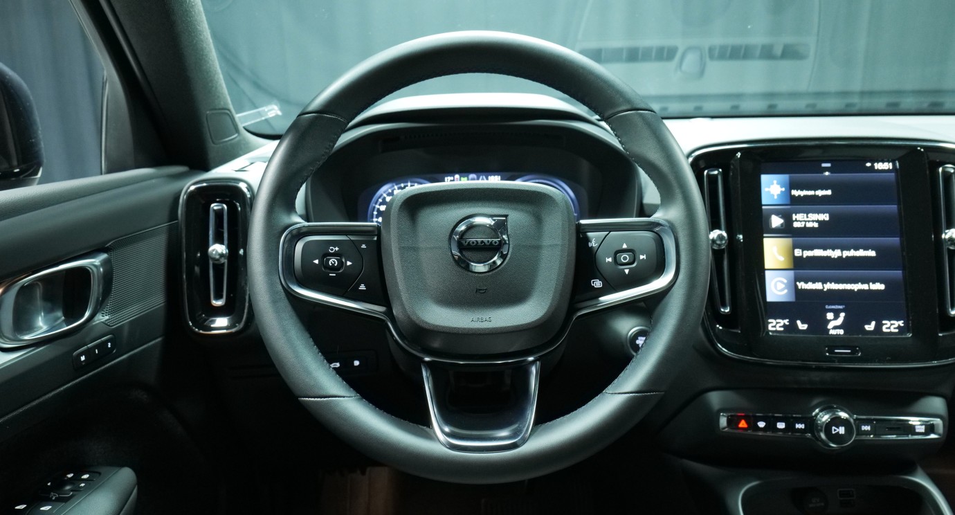 Esittelykuva Volvo XC40 kevythybridiautosta.