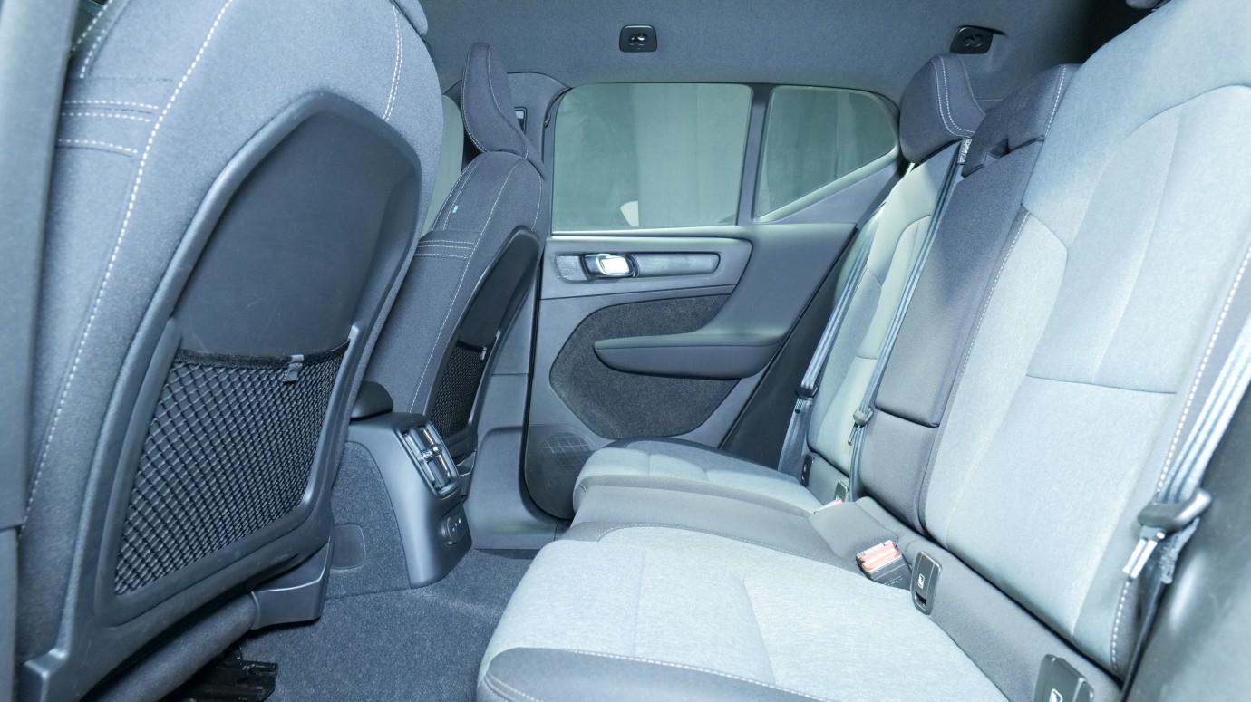 Esittelykuva Volvo XC40 kevythybridiautosta.