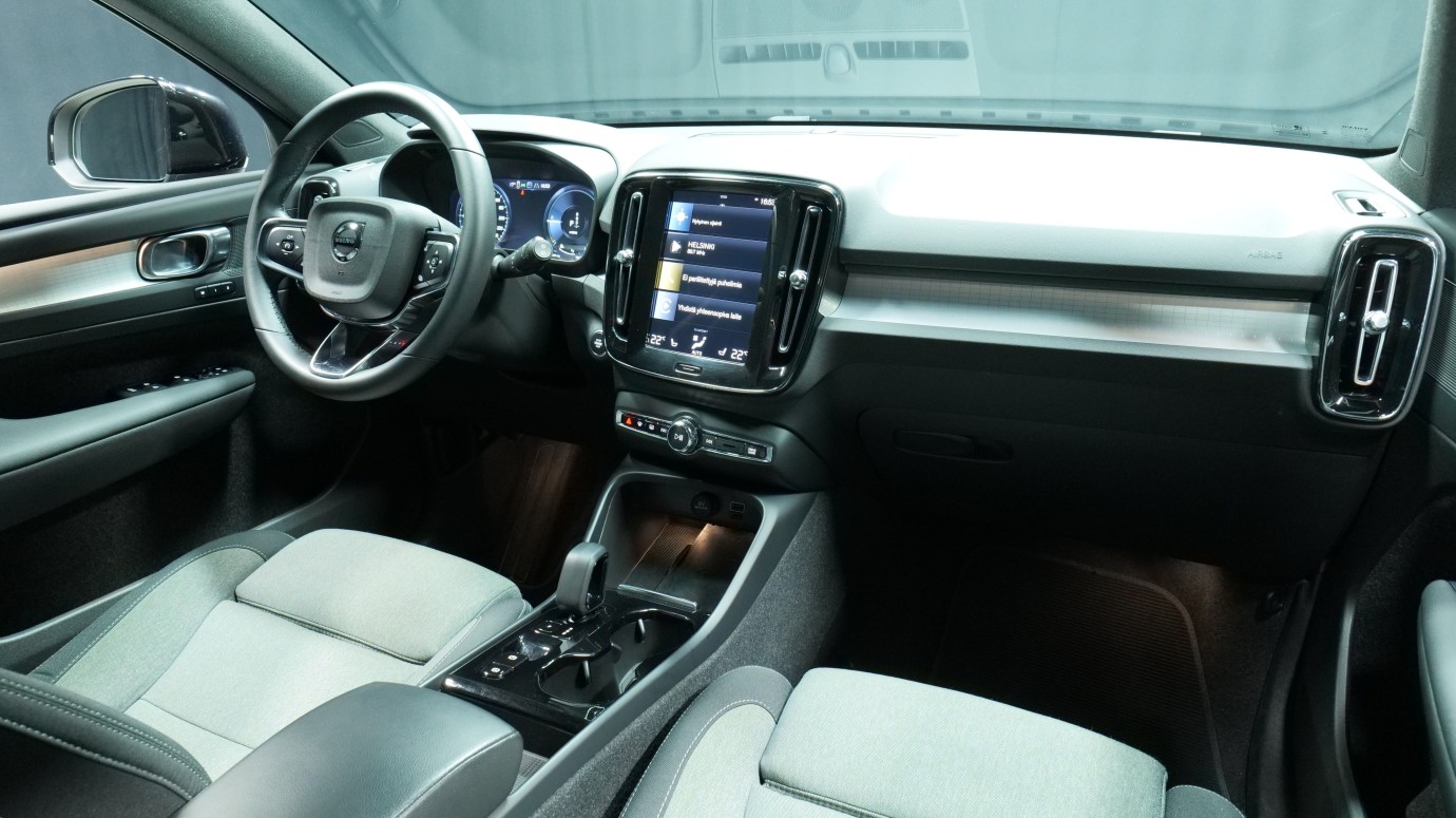Esittelykuva Volvo XC40 kevythybridiautosta.