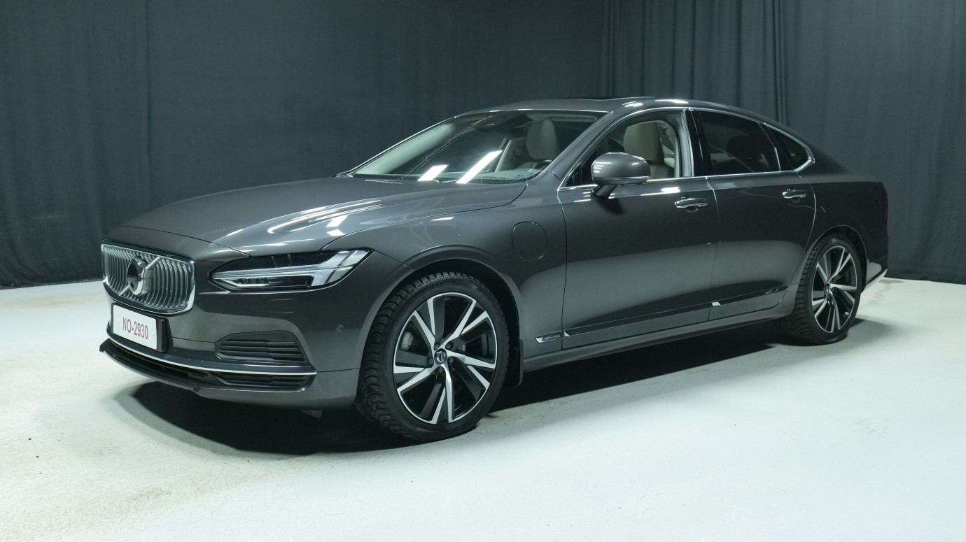 Esittelykuva Volvo S90 kevythybridiautosta.