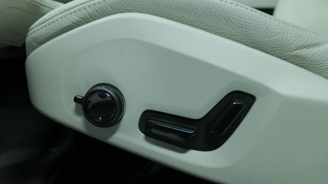 Esittelykuva Volvo S90 kevythybridiautosta.
