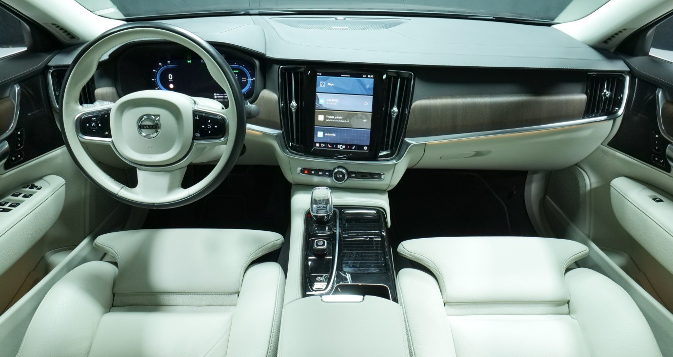Esittelykuva Volvo S90 kevythybridiautosta.