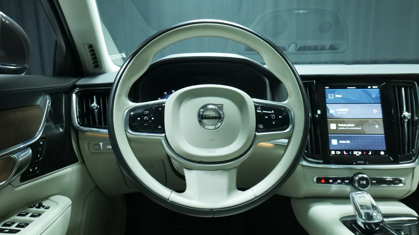 Esittelykuva Volvo S90 kevythybridiautosta.