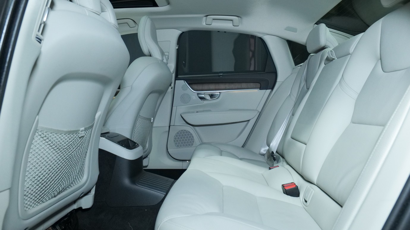 Esittelykuva Volvo S90 kevythybridiautosta.