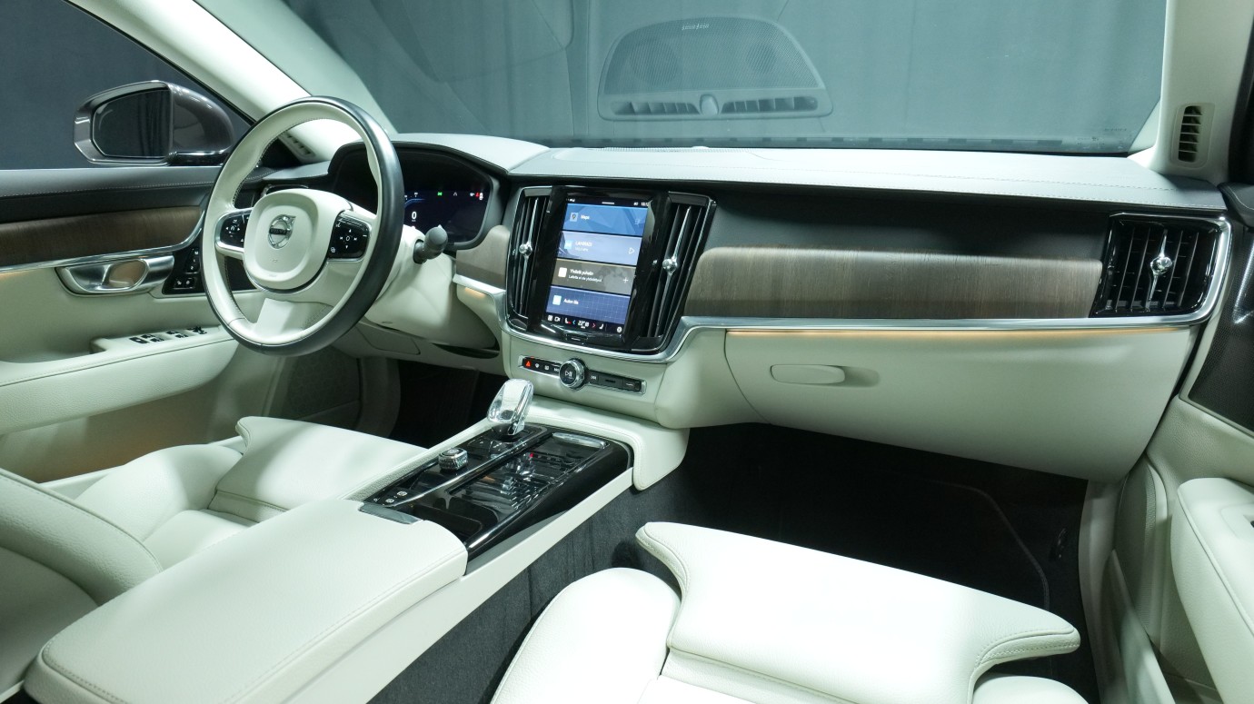 Esittelykuva Volvo S90 kevythybridiautosta.
